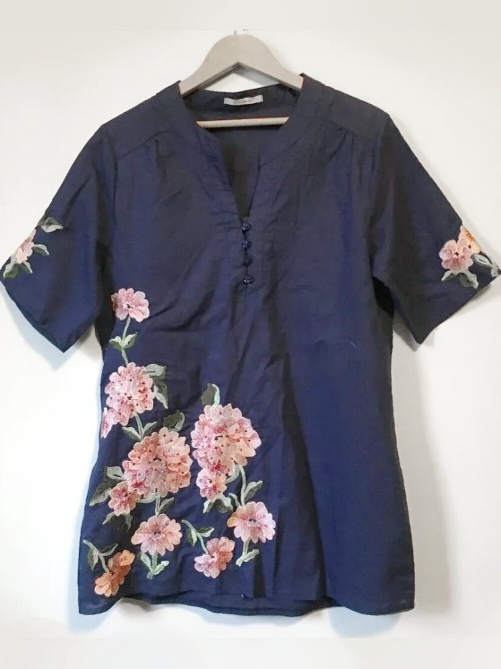 Queen Floral Embroidered Tunic Scrub Top Rhinestones Rose Buttons - Large